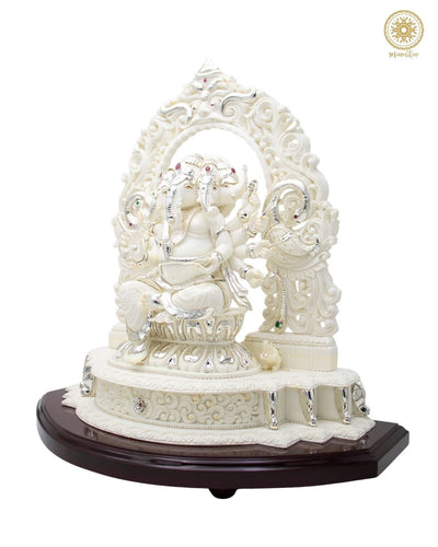 Weißer Panchmukhi Ganesha mit versilbertem Schmuck für den Heimtempel