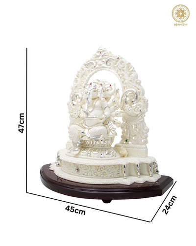 Weißer Panchmukhi Ganesha mit versilbertem Schmuck für den Heimtempel
