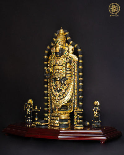 Handgefertigte Tirupati Balaji Statue aus schwarzem Marmorstaub mit vergoldetem Schmuck