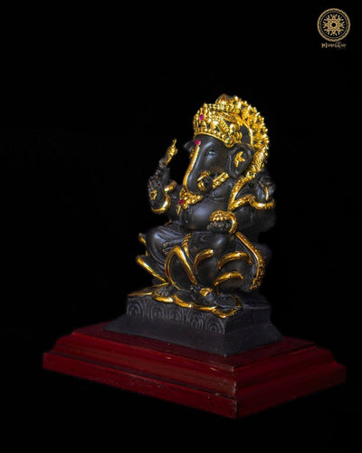 Schwarze Ganesha-Figur mit Lotusbasis und vergoldetem Schmuck