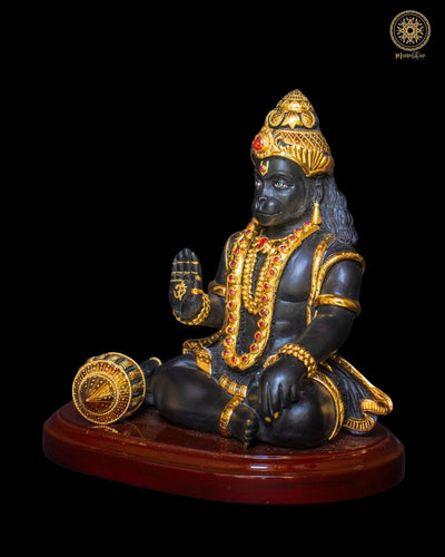 Schwarze Hanuman-Statue, die Segen spendet, mit vergoldetem Schmuck
