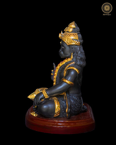 Schwarze Hanuman-Statue, die Segen spendet, mit vergoldetem Schmuck