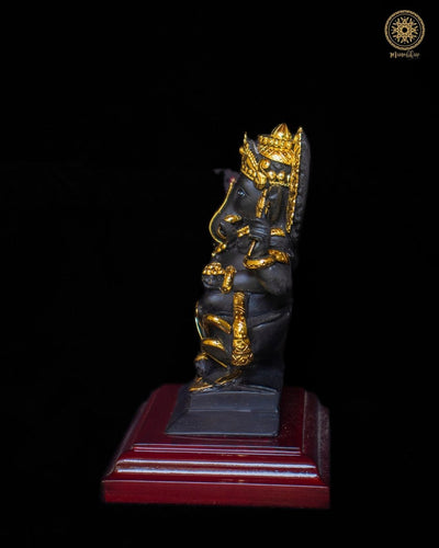 Schwarze Ganesha-Figur mit Lotusbasis und vergoldetem Schmuck