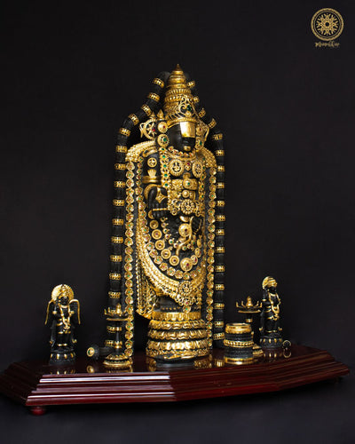 Handgefertigte Tirupati Balaji Statue aus schwarzem Marmorstaub mit vergoldetem Schmuck