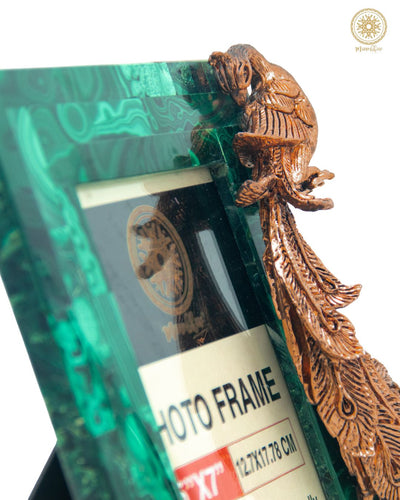 Natürlicher Malachit-Fotorahmen | Verziert mit einem Pfau in Roségold