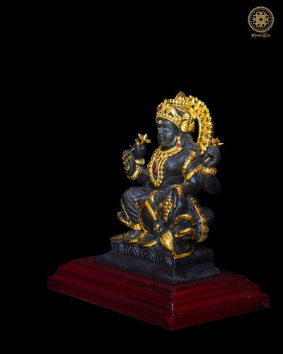 Schwarze Lakshmi Ji Statue mit vergoldetem Schmuck für Zuhause