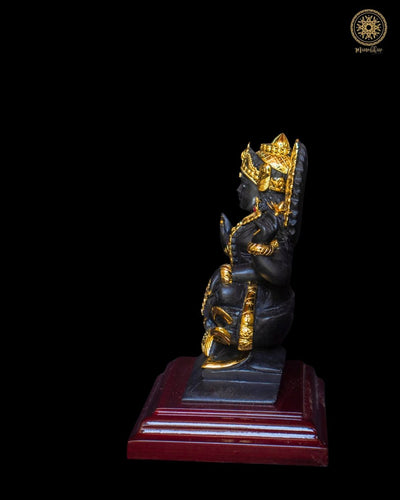 Schwarze Lakshmi Ji Statue mit vergoldetem Schmuck für Zuhause