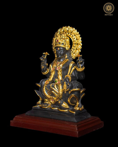 Schwarze Lakshmi Ji Statue mit wunderschönem Mukut und vergoldetem Schmuck