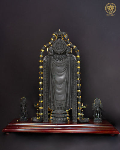 Handgefertigte Tirupati Balaji Statue aus schwarzem Marmorstaub mit vergoldetem Schmuck