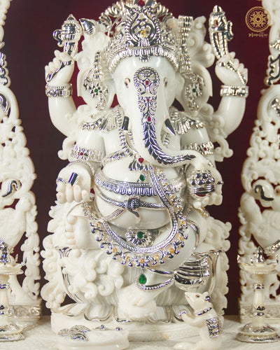 Große Ganesha-Statue aus Marmorstaub mit versilbertem Schmuck für Heim & Pooja-Räume