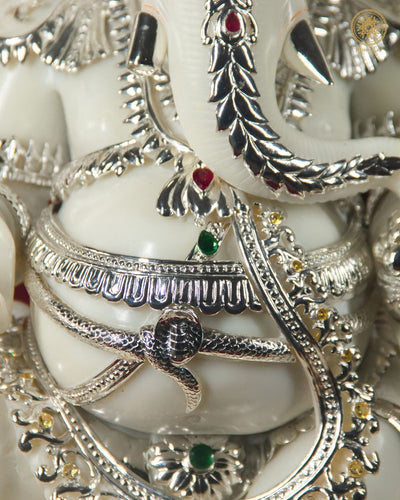 Große Ganesha-Statue aus Marmorstaub mit versilbertem Schmuck für Heim & Pooja-Räume