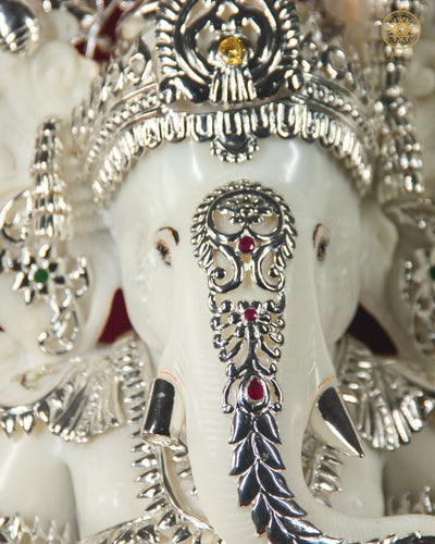 Große Ganesha-Statue aus Marmorstaub mit versilbertem Schmuck für Heim & Pooja-Räume