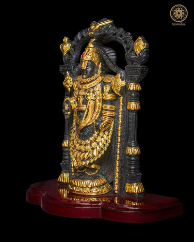 Schwarze Tirupati Balaji Statue mit vergoldetem Schmuck