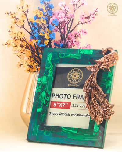 Natürlicher Malachit-Fotorahmen | Verziert mit einem Pfau in Roségold