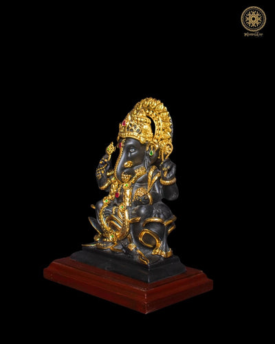 Schwarze Ganesha-Figur mit wunderschönem Mukut und vergoldetem Schmuck