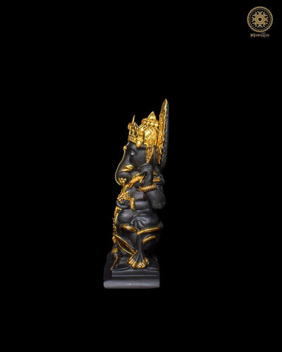 Schwarze Ganesha-Figur mit wunderschönem Mukut und vergoldetem Schmuck