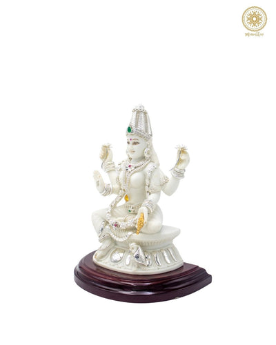Handgefertigte Göttin Lakshmi Statue aus Marmorstaub mit versilbertem Schmuck