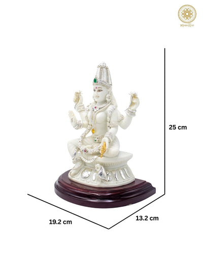 Handgefertigte Göttin Lakshmi Statue aus Marmorstaub mit versilbertem Schmuck