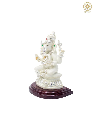 Handgefertigte Murmelstaub-Lord-Ganesha-Statue mit versilbertem Schmuck