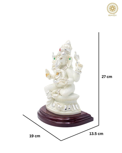 Handgefertigte Murmelstaub-Lord-Ganesha-Statue mit versilbertem Schmuck