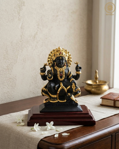 Schwarze Lakshmi Ji Statue mit vergoldetem Schmuck für Zuhause