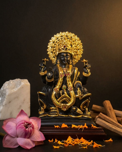 Schwarze Lakshmi Ji Statue mit wunderschönem Mukut und vergoldetem Schmuck