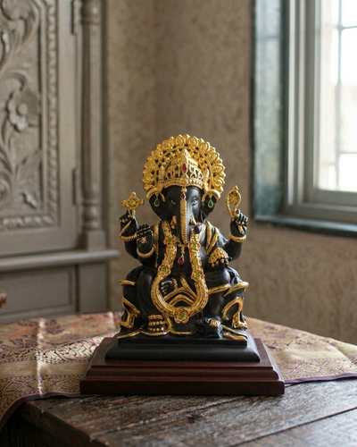 Schwarze Ganesha-Figur mit wunderschönem Mukut und vergoldetem Schmuck