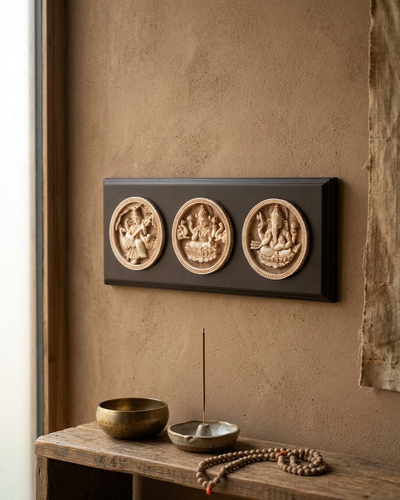 Göttliche Saraswati Lakshmi Ganesh Wandbehang | Rahmen aus Holz und Kunstharz