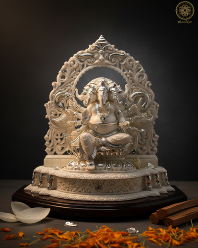 Weißer Panchmukhi Ganesha mit versilbertem Schmuck für den Heimtempel