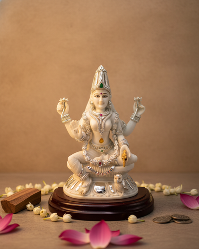 Handgefertigte Göttin Lakshmi Statue aus Marmorstaub mit versilbertem Schmuck