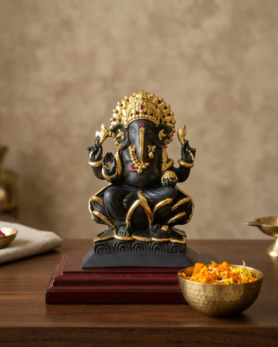 Schwarze Ganesha-Figur mit Lotusbasis und vergoldetem Schmuck